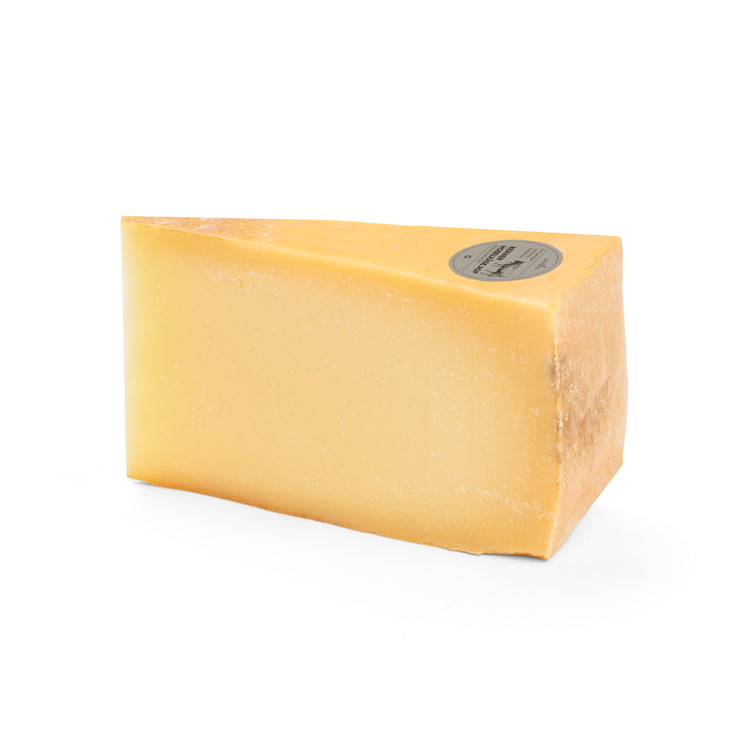 Berner Hobelkäse am Stück auf weissem Hintergrund