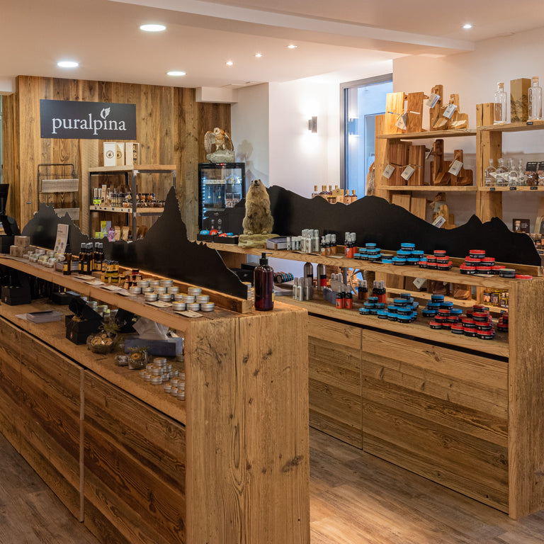 Boutique de cosmétiques naturels en Suisse – Vue intérieure de la boutique puralpina à Lucerne, proposant des cosmétiques naturels alpins, des spécialités régionales et une décoration artisanale.
