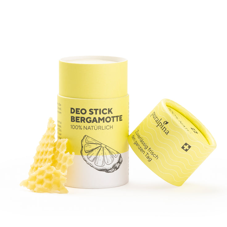 Geöffneter puralpina Deo Stick Bergamotte 50 ml mit gelber Kartonhülle und Bienenwachs
