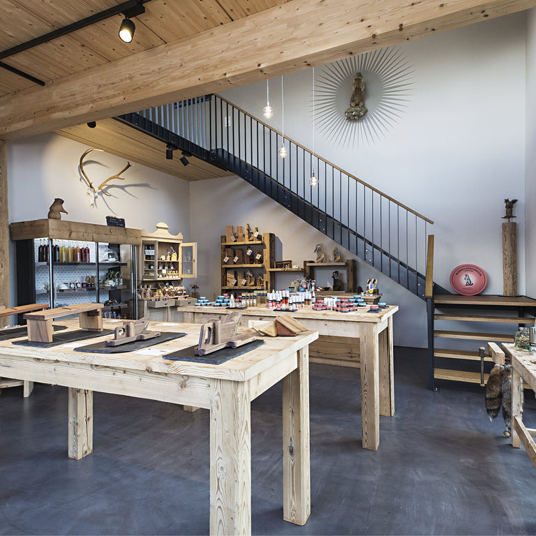 Naturkosmetik Laden Schweiz – Innenansicht des puralpina Shop in Frutigen mit handgemachter Naturkosmetik, regionalen Spezialitäten und alpiner Dekoration.