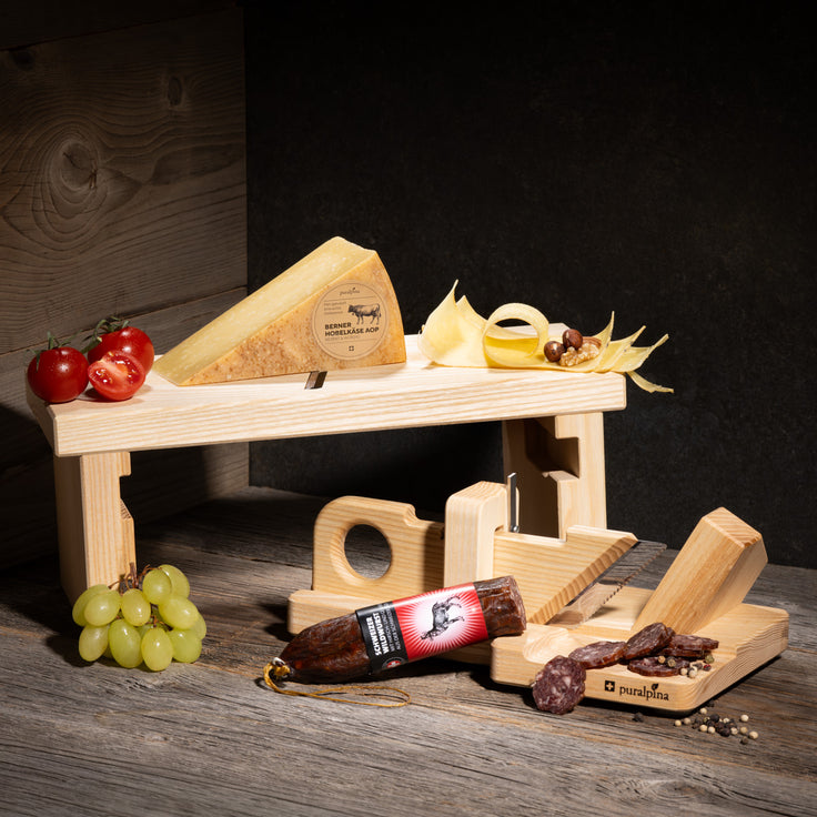 Puralpina Geschenkset mit Wurst und Käsehobel Kombi aus Eschenholz, Schweizer Wildwurst und Berner Oberländer Hobelkäse