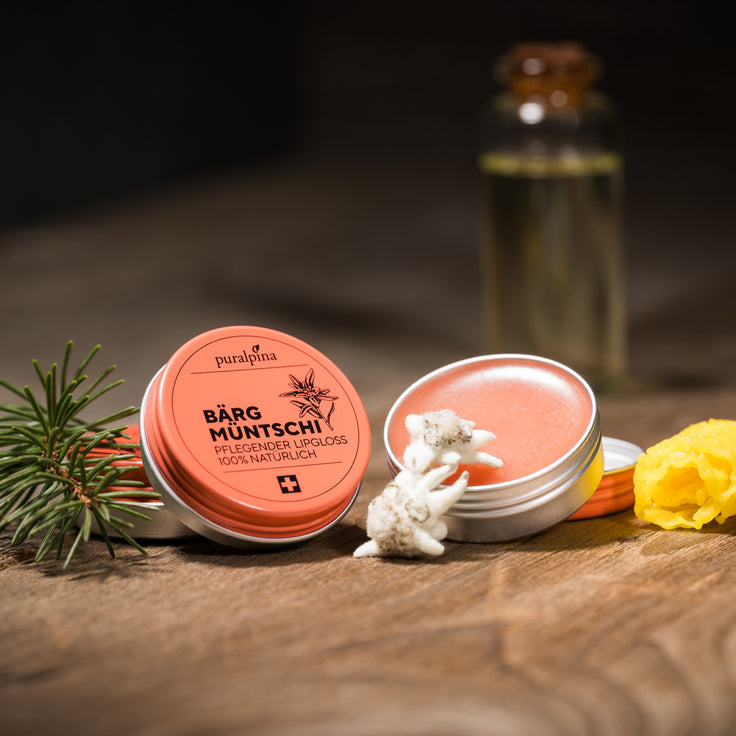 Bärgmüntschi natürlicher Lipgloss von puralpina, Stimmungsbild mit natürlichen Alpenkräutern